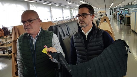 Vincent François (à gauche), directeur général de Dijon Maroquinerie (32 ans de maison) et Fabien Guené directeur de la production partagent le même soucis de recherche de l’excellence. Photo © Pierre d’Ornano / Aeternus.fr